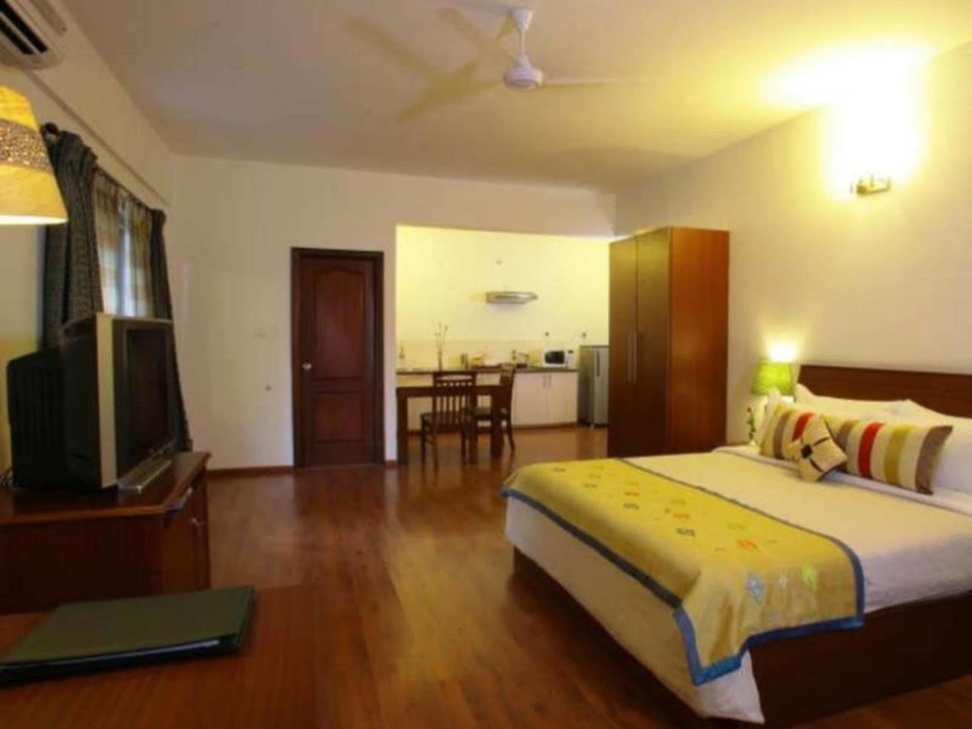 Justa Off Mg Road Hotel Bangalore Exterior photo